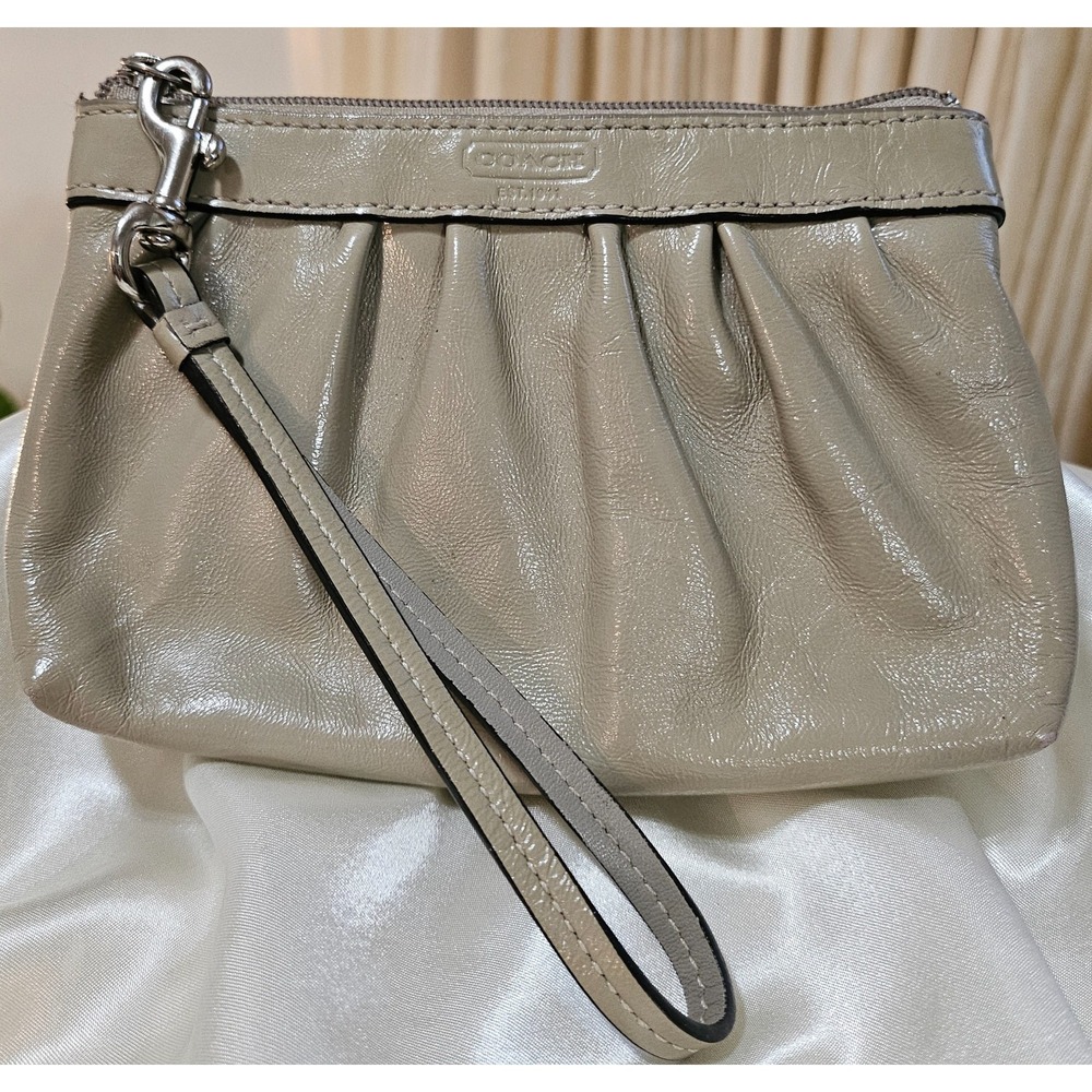 Coach Dark Cream or Beige Pleated Wristlet Patent Leather/Teal Interior - Picture 1 of 7